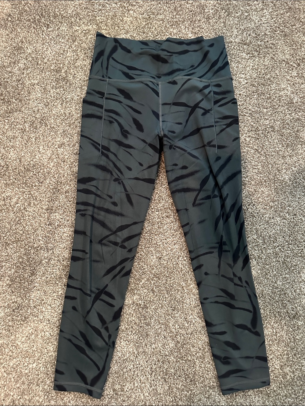 Athleta Black and Charcoal Tiger-Stripe 7/8 Stash Pocket Tights